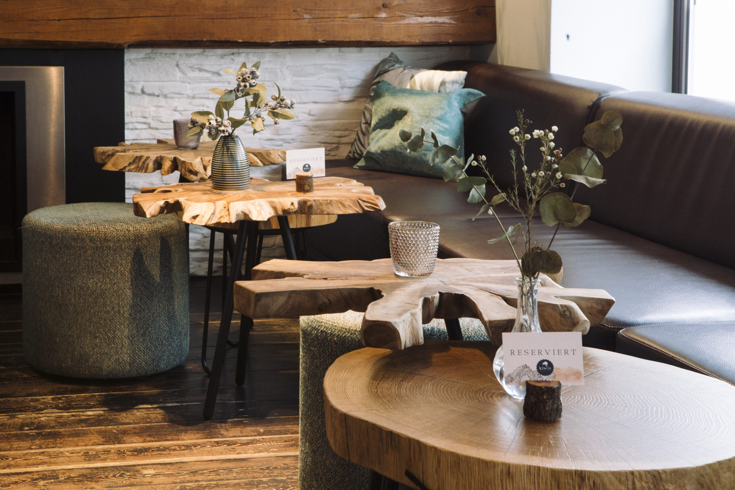 kiwis Lounge mit Holztischen und Sofa