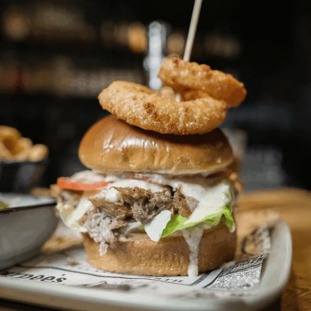 Burger mit Pulled Meat und Zwiebelringen