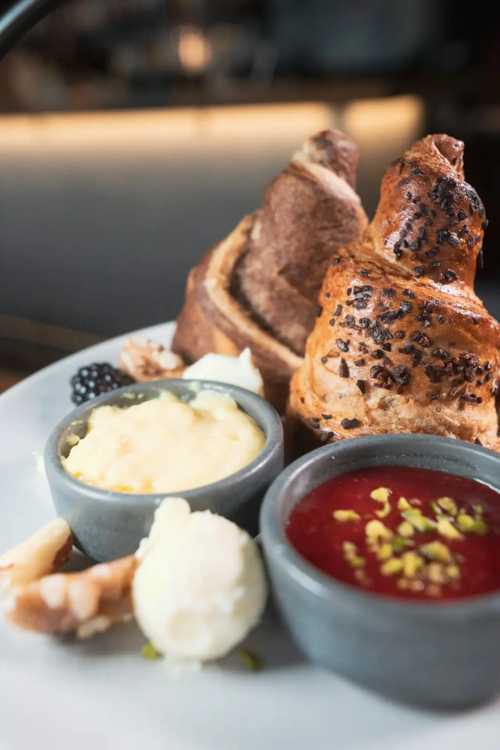 Frisches Gebäck mit Butter und Konfitüre