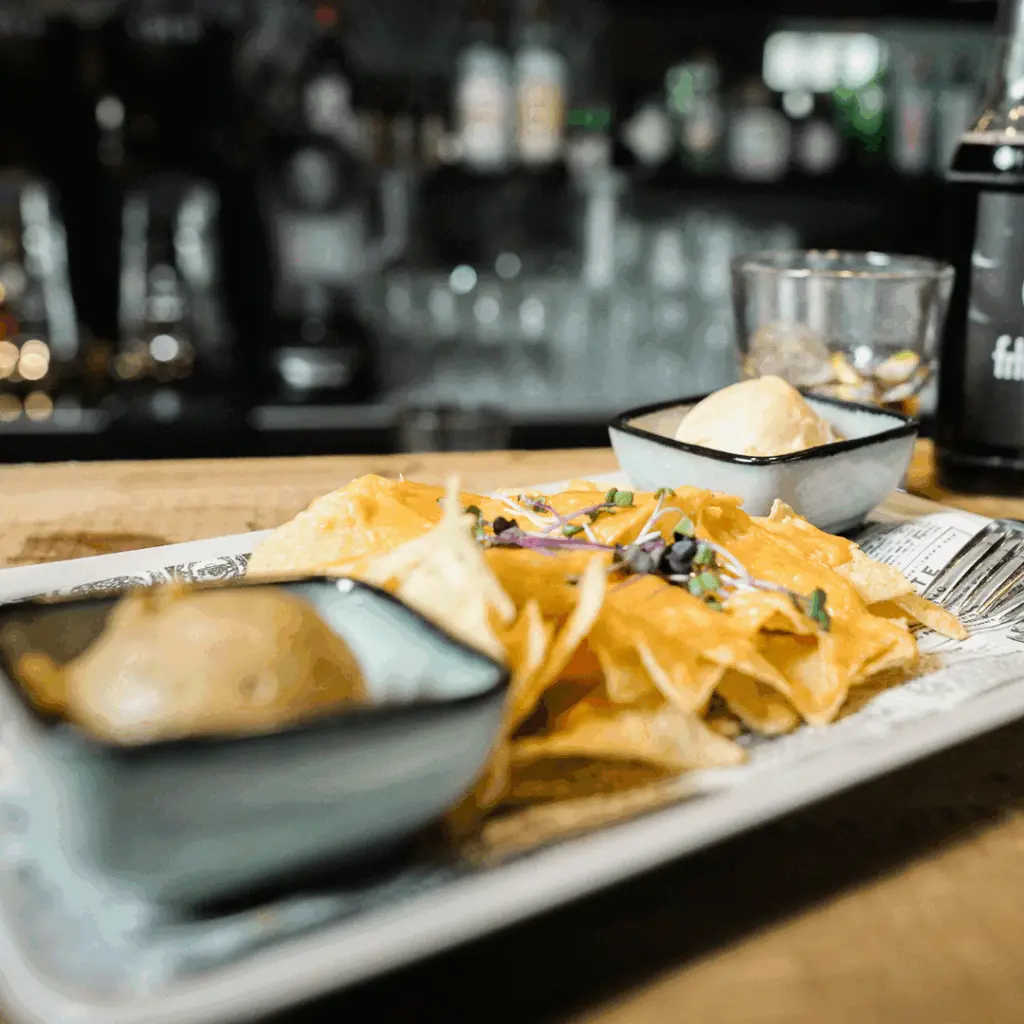 Nachos mit Dip an der Bar