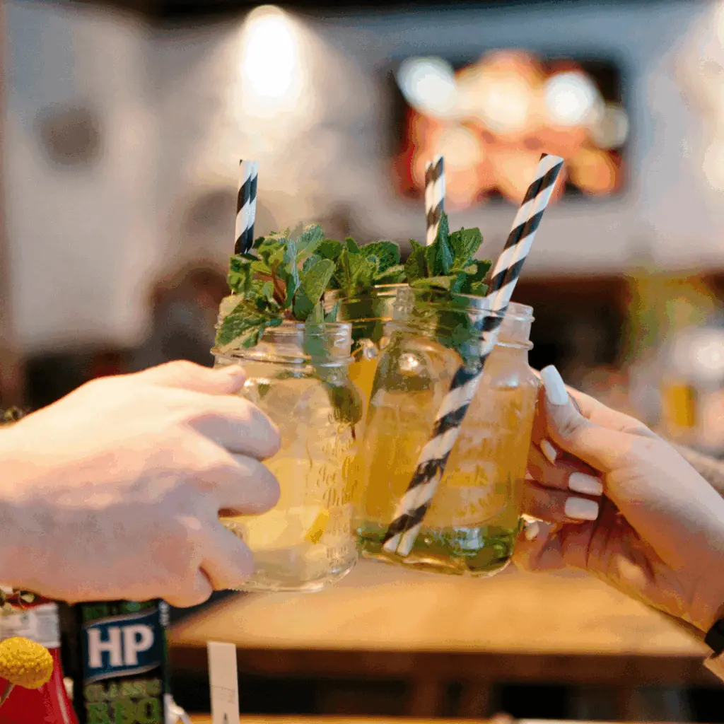 Anstoßen mit Limonade