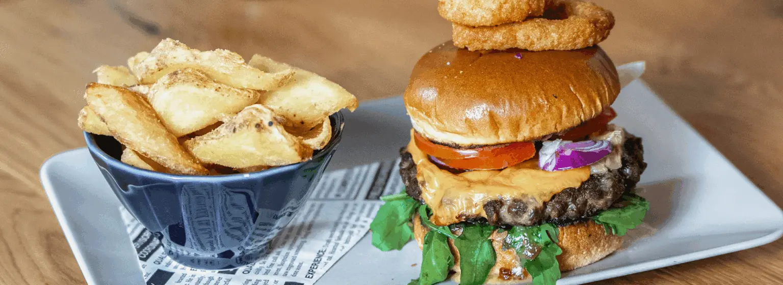 Burger mit Kartoffelspalten