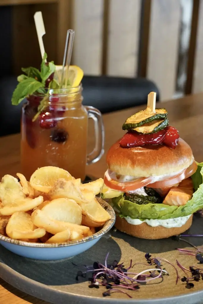 Burger mit Avocado, Chips und Beeren-Drink